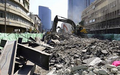 Construction workers clear rubble following the destruction of the Maariv bridge in Tel Aviv on Friday August 21, 2015. (Tomer Neuberg/Flash90)