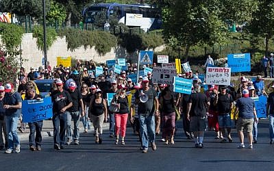 Israel Broadcast Authority employees march in Jerusalem on August 30, 2015, to protest against the dismissal of at least 500 fellow employees. (Yonatan Sindel/Flash90)