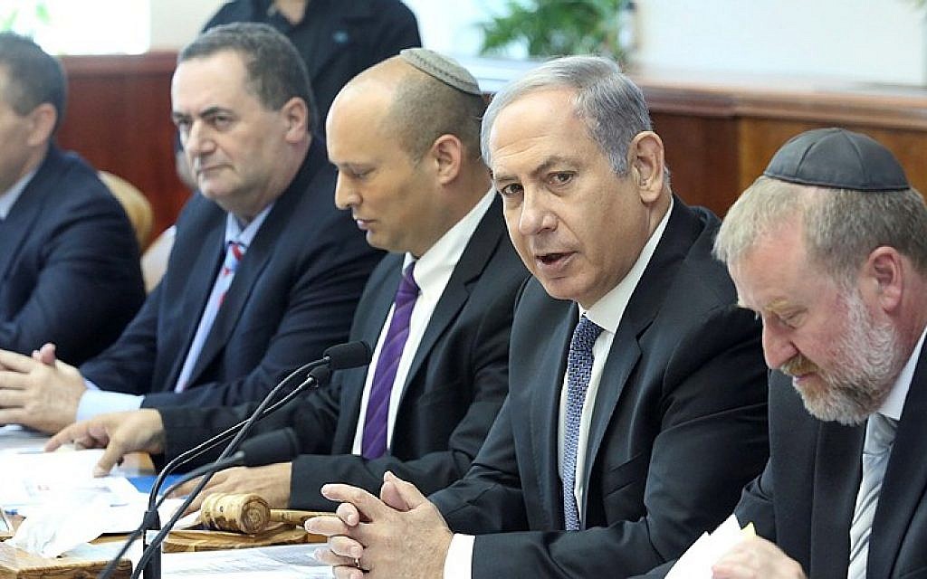 Prime Minister Benjamin Netanyahu (2R) leads the weekly cabinet conference at the Prime Minister's Office in Jerusalem on August 31, 2015. (Marc Israel Sellem/POOL)