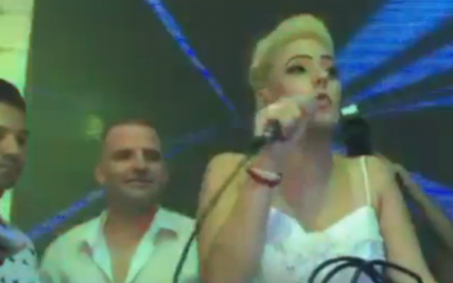 Annette and Lior Solomon thank the crowd who spontaneously attended their wedding, saving the big day, on Monday, August 3, 2015. (screen capture: Ynet) Annette and Lior Solomon thank the crowd who spontaneously attended their wedding, saving the big day, on Monday, August 3, 2015. (screen capture: Ynet)
