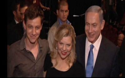 Prime Minister Benjamin Netanyahu and his wife Sara pose with actor Avi Kornik, who plays Netanyahu in a new film about the 1972 Sabena Airlines hijacking and rescue operation, on Aug. 12, 2015. (Screen capture: Channel 2 news)