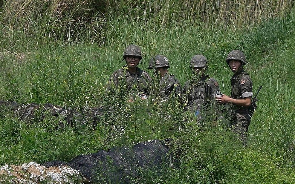 South Korean soldiers conduct a military exercise in Yeoncheon, south of the demilitarized zone that divides the two Koreas, South Korea, Sunday, Aug. 23, 2015. (AP Photo/Ahn Young-joon)