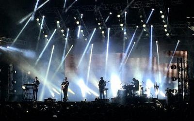 Alt-J in Rishon Lezion in 2015 (AH/Times of Israel staff)