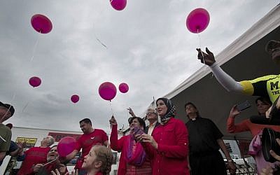 Balloons are released during a rally for Amir Hekmati in Bay City, Mich., on Saturday, Aug. 29, 2015 to mark the four-year anniversary of Iran's refusal to free the former US Marine from prison. (Nicole Hester/The Bay City Times via AP)
