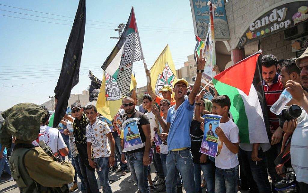 Israeli soldiers argue with Palestinian protesters blocking a road near the village of Palestinian prisoner, Mohammad Allaan, near Nablus, August 15, 2015 (Flash90)