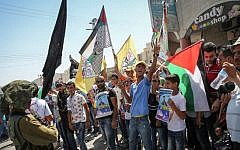 Israeli soldiers argue with Palestinian protesters blocking a road near the village of Palestinian prisoner, Mohammad Allaan, near Nablus, August 15, 2015 (Flash90)