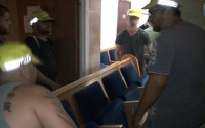 Benches are removed from Givat Ze'ev's Ayelet Hashahar synagogue, August 9, 2015 (Arutz 7 screenshot)