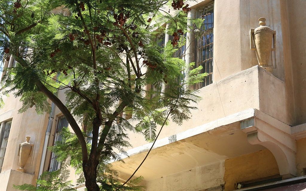 Rambam Street's House of Jugs, Nahalat Binyamin (Shmuel Bar-Am)