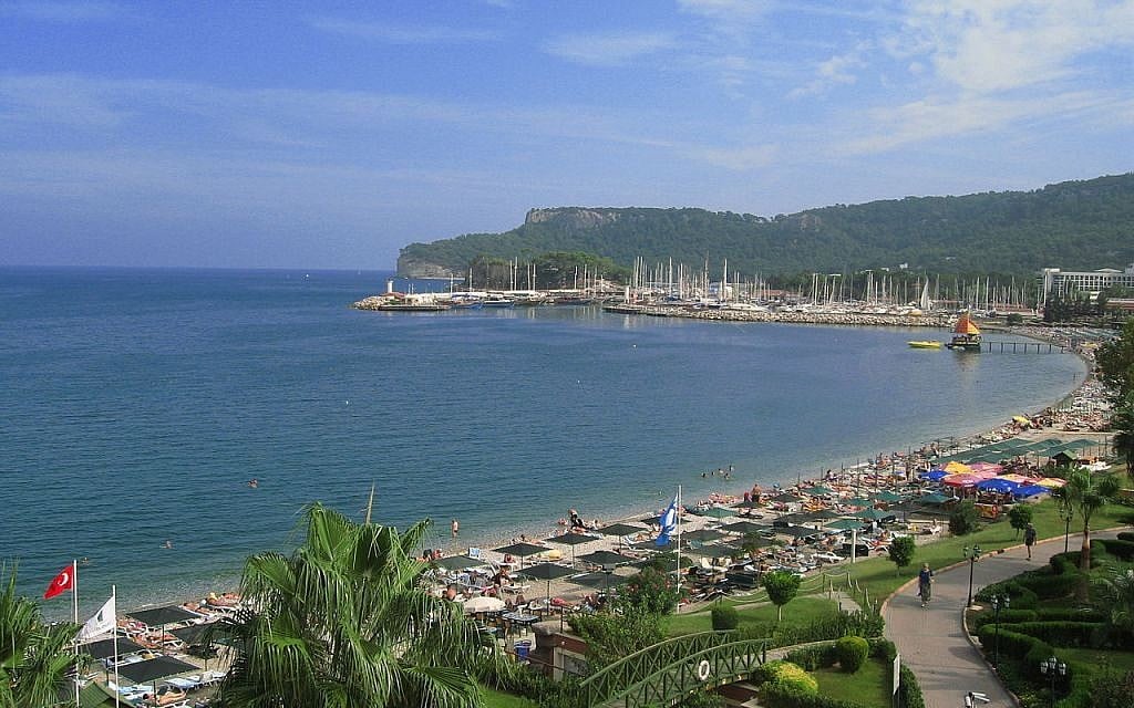 Illustrative: The beachfront in the Turkish city of Kemer. (CC, BY-SA, Crymaker/Wikimedia)