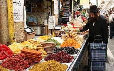 Shopping in Mahane Yehuda's covered market (Shmuel Bar-Am)