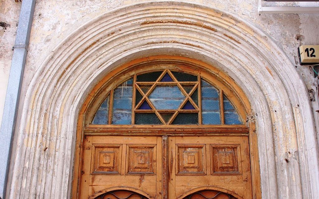 Entrance to No. 12 Nahalat Binyamin (Shmuel Bar-Am)