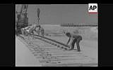 Workers build a railway from the Gulf of Aqaba to the Mediterranean in the 1950s (Screenshot of newsreel footage from YouTube)