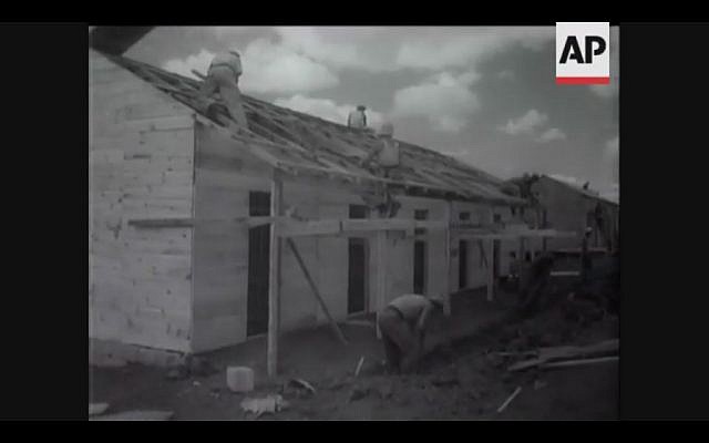 Jewish settlers build houses near Kastina in 1946 (Screenshot of newsreel footage from YouTube)