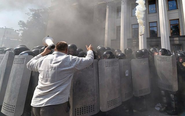 Smoke rises from the parliament building in Kiev as activists of radical Ukrainian parties, including the Ukrainian nationalist party Svoboda (Freedom), clash with police officers on August 31, 2015 (AFP / SERGEI SUPINSKU) Smoke rises from the parliament building in Kiev as activists of radical Ukrainian parties, including the Ukrainian nationalist party Svoboda (Freedom), clash with police officers on August 31, 2015 (AFP / SERGEI SUPINSKU)