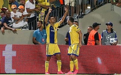 Maccabi Tel Aviv's Eran Zahavi (left) celebrates a goal during the UEFA Champions League play-off round second leg soccer match against Switzerland's FC Basel at the Bloomfield Stadium in Tel Aviv on August 25, 2015. (Yonatan Sindel/Flash90)