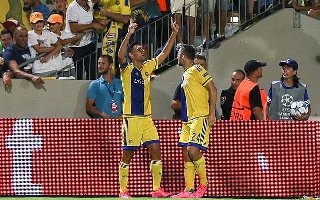 Maccabi Tel Aviv's Eran Zahavi celebrates his goal during the UEFA Champions League play-off round second leg soccer match against Switzerland's FC Basel at the Bloomfield Stadium in Tel Aviv on August 25, 2015. (Yonatan Sindel/Flash90)