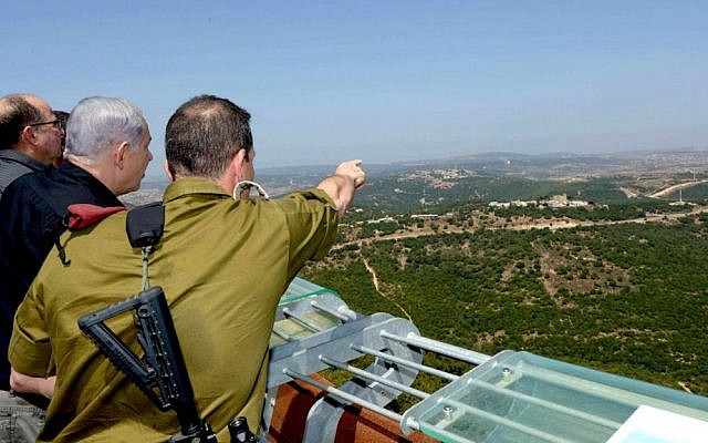 From right, Maj. Gen. Aviv Kochavi, Prime Minister Benjamin Netanyahu and Defense Minister Moshe Ya'alon on a tour of the northern border, August 18, 2015. (Amos Ben-Gershom/GPO)