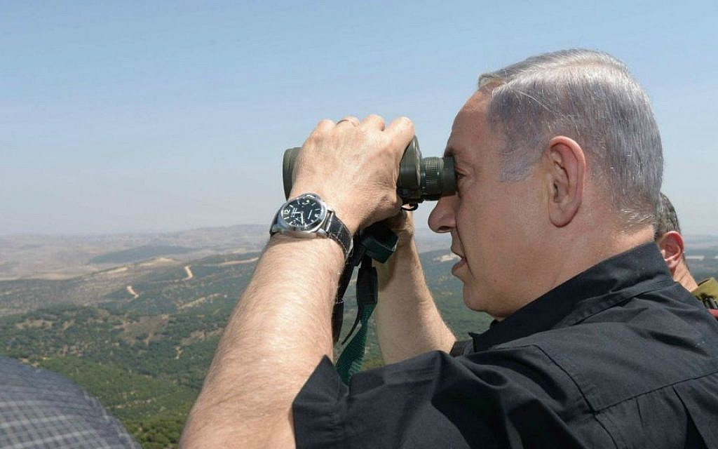 Prime Minister Benjamin Netanyahu on a tour of the northern border, August 18, 2015. (Amos Ben-Gershom/GPO)