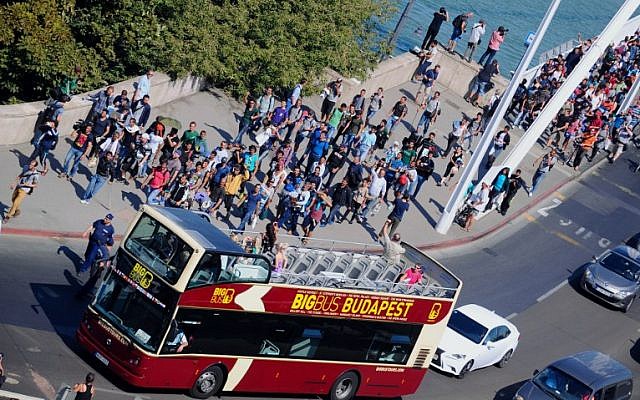 Hundreds of migrants walk on the Elisabet Bridge after leaving the transit zone of the Budapest main train station, on September 4, 2015 intent on walking to the Austrian border. (AFP PHOTO / ATTILA KISBENEDEK) Hundreds of migrants walk on the Elisabet Bridge after leaving the transit zone of the Budapest main train station, on September 4, 2015 intent on walking to the Austrian border. (AFP PHOTO / ATTILA KISBENEDEK)
