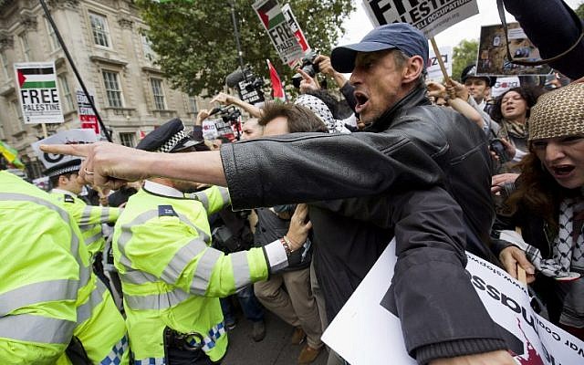 Pro-Palestinian demonstrators scuffle with police as they protest against a planned visit of Israeli Prime Minister Benjamin Netanyahu outside the gates of Downing Street in London on September 9, 2015. (AFP PHOTO / JUSTIN TALLIS) Pro-Palestinian demonstrators scuffle with police as they protest against a planned visit of Israeli Prime Minister Benjamin Netanyahu outside the gates of Downing Street in London on September 9, 2015. (AFP PHOTO / JUSTIN TALLIS)