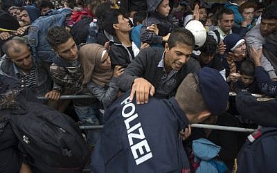 Hundreds of migrants struggle to board a train on September 11, 2015 at a train station in Nickelsdorf, at the Austrian side of the border between Hungary and Austria. (AFP PHOTO / JOE KLAMAR)