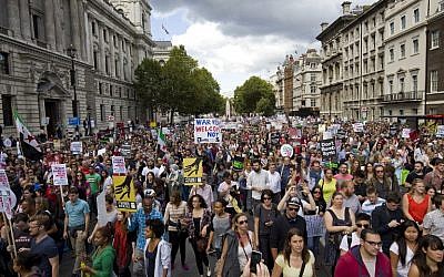 Demonstrators hold placards as they take part in a pro-refugee rally in central London on September 12, 2015. (AFP PHOTO / JUSTIN TALLIS)