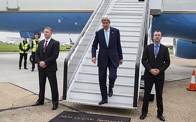 US Secretary of State John Kerry arrives at London's Stansted Airport, north of London on September 18, 2015. (AFP Photo/Pool/Evan VucciI)