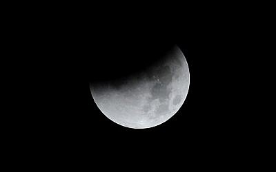 A swollen "supermoon" is seen during the stages of a total eclipse in Trébons sur la Grasse, southern France, early on September 28, 2015 (AFP PHOTO/REMY GABALDA)