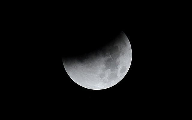 A swollen "supermoon" is seen during the stages of a total eclipse in Trébons sur la Grasse, southern France, early on September 28, 2015. (AFP Photo/Remy Gabalda) A swollen "supermoon" is seen during the stages of a total eclipse in Trébons sur la Grasse, southern France, early on September 28, 2015. (AFP Photo/Remy Gabalda)
