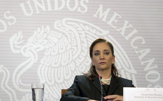 Mexico's Foreign Minister Claudia Ruiz Massieu reads a statement in Mexico City on September 14, 2015. (AFP/Yuri Cortez)