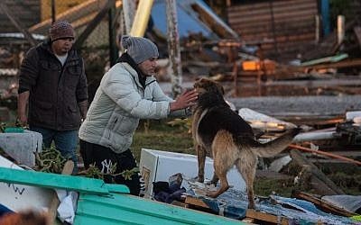 People recover their belongings in Concon some 110 km northwest Santiago after a massive earthquake on September 17, 2015 hit Santiago, Chile. (Christian Miranda/AFP)