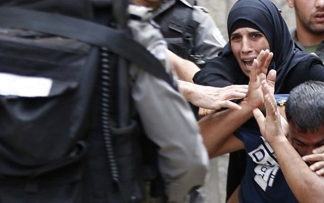 Palestinian Muslims scuffle with Israeli riot police after security forces blocked a road leading to the Al-Aqsa mosque compound in Jerusalem's Old City on September 14, 2015. (AFP PHOTO/AHMAD GHARABLI) Palestinian Muslims scuffle with Israeli riot police after security forces blocked a road leading to the Al-Aqsa mosque compound in Jerusalem's Old City on September 14, 2015. (AFP PHOTO/AHMAD GHARABLI)