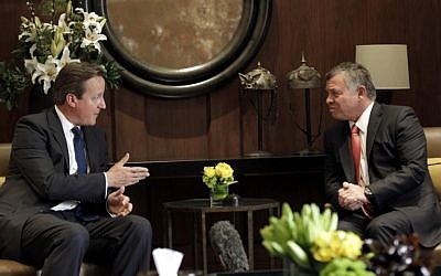 British Prime Minister David Cameron, left, meets with Jordanian King Abdullah II at the Royal Palace on September 14, 2015 in the Jordanian capital Amman. (AFP/KHALIL MAZRAAWI)