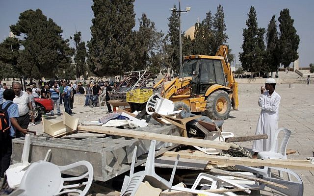 Palestinians clear the damage at the entrance of al-Aqsa Mosque in Jerusalem following clashes with Israeli riot police on September 15, 2015. (AFP PHOTO/AHMAD GHARABLI) Palestinians clear the damage at the entrance of al-Aqsa Mosque in Jerusalem following clashes with Israeli riot police on September 15, 2015. (AFP PHOTO/AHMAD GHARABLI)