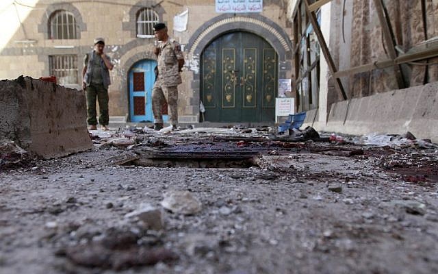 Yemeni Huthi rebels check the Balili mosque in the capital Sanaa, following an explosion on September 24, 2015, the first day of Eid al-Adha, the Feast of the Sacrifice. (Photo: AFP Photo / Mohammed Huwais) Yemeni Huthi rebels check the Balili mosque in the capital Sanaa, following an explosion on September 24, 2015, the first day of Eid al-Adha, the Feast of the Sacrifice. (Photo: AFP Photo / Mohammed Huwais)