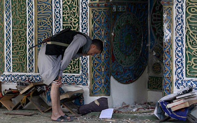 Yemeni Huthi rebels check the Balili mosque in the capital Sanaa, following an explosion on September 24, 2015, the first day of Eid al-Adha, the Feast of the Sacrifice. (Photo: AFP Photo / Mohammed Huwais) Yemeni Huthi rebels check the Balili mosque in the capital Sanaa, following an explosion on September 24, 2015, the first day of Eid al-Adha, the Feast of the Sacrifice. (Photo: AFP Photo / Mohammed Huwais)