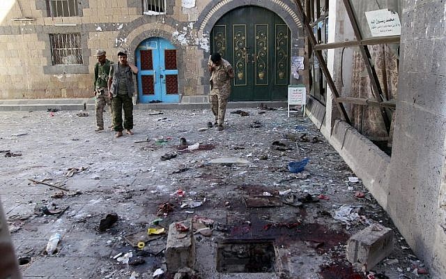 Yemeni Huthi rebels check the Balili mosque in the capital Sanaa, following an explosion on September 24, 2015, the first day of Eid al-Adha, the Feast of the Sacrifice. (Photo: AFP Photo / Mohammed Huwais) Yemeni Huthi rebels check the Balili mosque in the capital Sanaa, following an explosion on September 24, 2015, the first day of Eid al-Adha, the Feast of the Sacrifice. (Photo: AFP Photo / Mohammed Huwais)