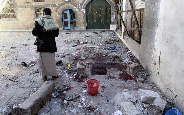 Yemeni Huthi rebels check the Balili mosque in the capital Sanaa, following an explosion on September 24, 2015, the first day of Eid al-Adha, the Feast of the Sacrifice. (Photo: AFP Photo / Mohammed Huwais) Yemeni Huthi rebels check the Balili mosque in the capital Sanaa, following an explosion on September 24, 2015, the first day of Eid al-Adha, the Feast of the Sacrifice. (Photo: AFP Photo / Mohammed Huwais)