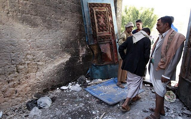 Yemeni Huthi rebels check the Balili mosque in the capital Sanaa, following an explosion on September 24, 2015, the first day of Eid al-Adha, the Feast of the Sacrifice. (Photo: AFP Photo / Mohammed Huwais) Yemeni Huthi rebels check the Balili mosque in the capital Sanaa, following an explosion on September 24, 2015, the first day of Eid al-Adha, the Feast of the Sacrifice. (Photo: AFP Photo / Mohammed Huwais)