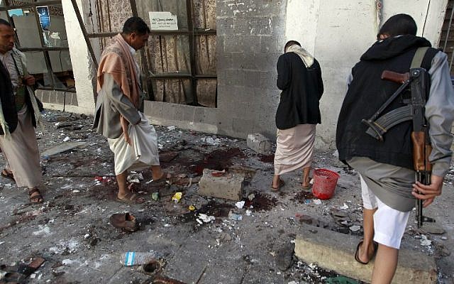 Yemeni Huthi rebels check the Balili mosque in the capital Sanaa, following an explosion on September 24, 2015, the first day of Eid al-Adha, the Feast of the Sacrifice. (Photo: AFP Photo / Mohammed Huwais) Yemeni Huthi rebels check the Balili mosque in the capital Sanaa, following an explosion on September 24, 2015, the first day of Eid al-Adha, the Feast of the Sacrifice. (Photo: AFP Photo / Mohammed Huwais)