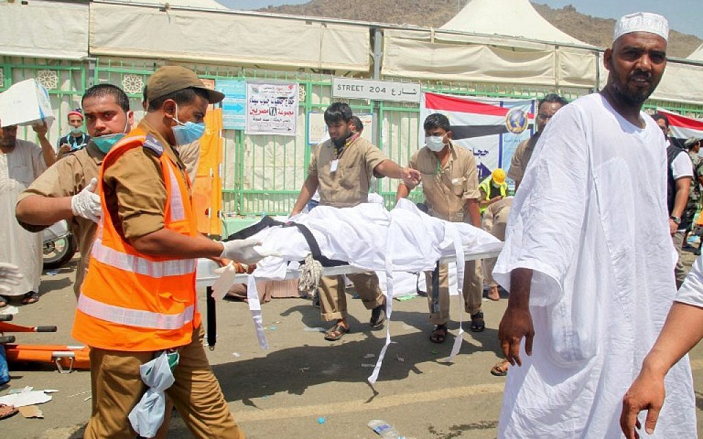 Saudi emergency personnel transport a body on a stretcher at the site where at least 450 were killed and hundreds wounded in a stampede in Mina, near the holy city of Mecca, at the annual hajj in Saudi Arabia on September 24, 2015.(AFP PHOTO / STR)