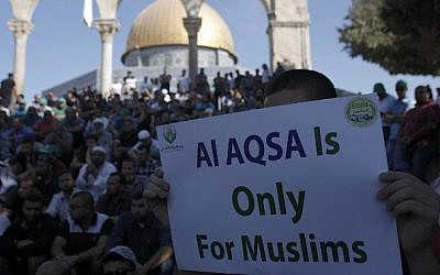 Palestinians demonstrate in front of the Dome of the Rock after clashes between Palestinian stone throwers and Israeli forces at the Temple Mount on September 27, 2015. (AFP PHOTO/AHMAD GHARABLI)