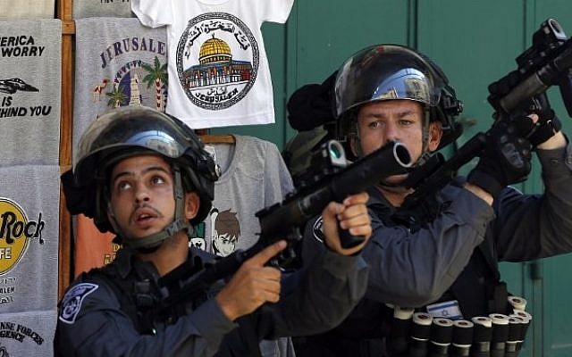 Israeli security forces raise their weapons as Palestinians throw stones from inside the al-Aqsa mosque compound during clashes on the Temple Mount in Jerusalem on September 28, 2015. (AFP PHOTO/AHMAD GHARABLI) Israeli security forces raise their weapons as Palestinians throw stones from inside the al-Aqsa mosque compound during clashes on the Temple Mount in Jerusalem on September 28, 2015. (AFP PHOTO/AHMAD GHARABLI)