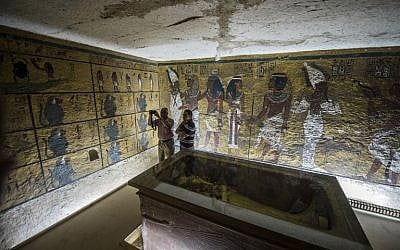 Egyptian archaeologists take pictures next to the sarcophagus of King Tutankhamen in his burial chamber in the Valley of the Kings, close to Luxor, 500 km south of Cairo on September 28, 2015. British Egyptologist Nicholas Reeves, who believes the legendary Queen Nefertiti may be buried in a secret room adjoining Tutankhamen's tomb arrived in Egypt to test his theory. To this day, Nefertiti's final resting place remains a mystery. (Photo by AFP Photo / Khaled Desouki)