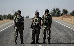 Illustrative image of Turkish soldiers standing guard near the Turkish-Syrian border, on September 4, 2015. (AFP/Ozan Kose)