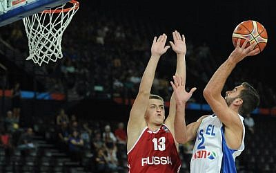 Israel's Yogev Ohayon (R) vies with Russia's Dmitry Khvostov (L) during the group A qualification basketball match between Israel and Russia at the EuroBasket 2015 in Montpellier on September 5, 2015. (AFP Photo/Sylvain Thomas)