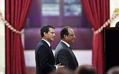 French president Francois Hollande (R) and French Prime Minister Manuel Valls (L) leave a bi-annual press conference on September 7, 2015 at the Elysee presidential palace Paris. (AFP Photo/Alain Jocard)