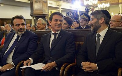 French Prime Minister Manuel Valls (C), Consistoire central israélite de France president Joel Mergui (L) and France's Chief Rabbi Haim Korsia (R) attend a ceremony at the Nazareth synagogue in Paris as part of the French government's greetings to the Jewish community ahead of the Jewish New Year, on September 8, 2015. (AFP Photo/Bertrand Guay)