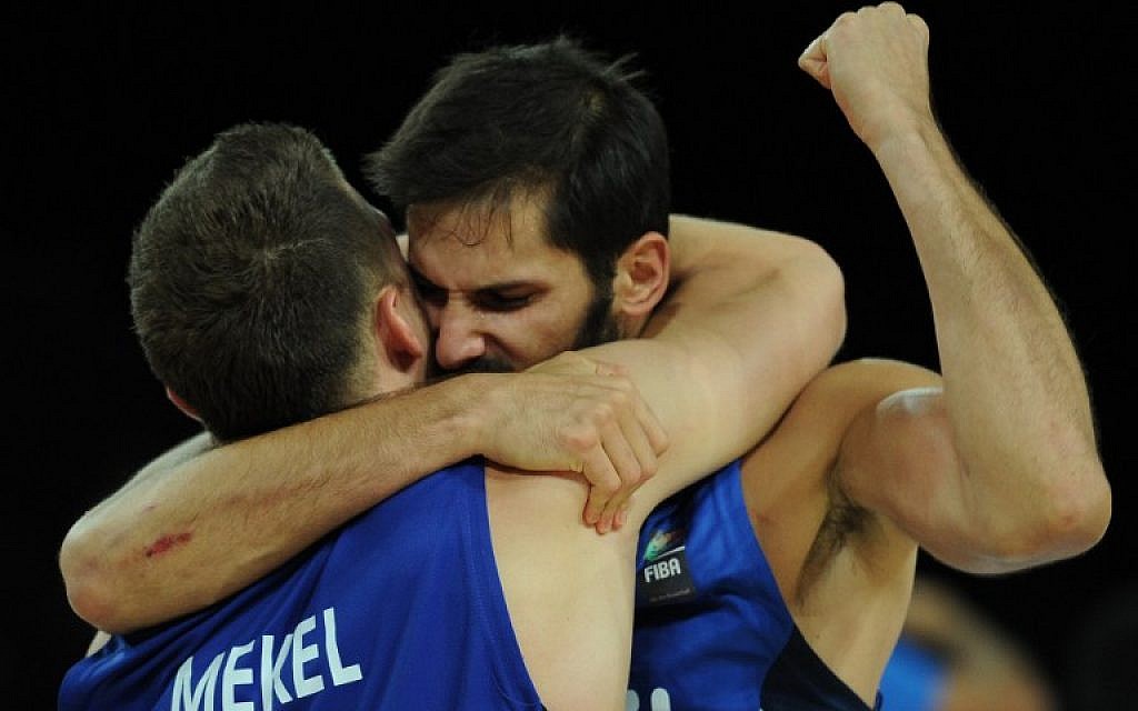 Israel's Gal Mekel and Israel's Omri Casspi celebrate after their team wins the Group A qualifying basketball match against Poland at the EuroBasket tournament in Montpellier on September 9, 2015 (AFP PHOTO / SYLVAIN THOMAS)