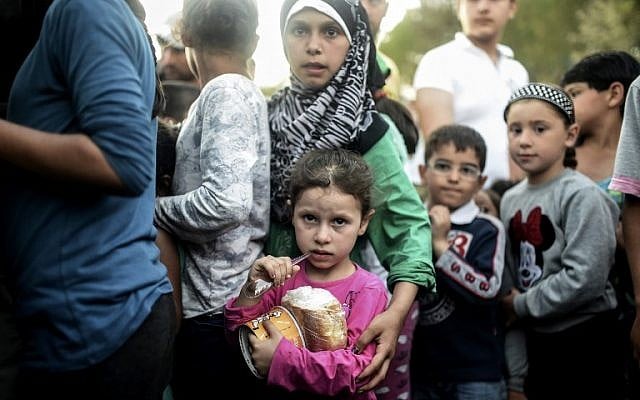 Syrian refugees queue for food in northwestern Turkish province of Edirne, as they headed to the Greek border, September 17, 2015. (AFP/Bulent Kilic)